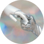 Dekorative Abbildung einer Robotik Hand in weiß, die von einer silbernen menschlichen Hand gehalten wird