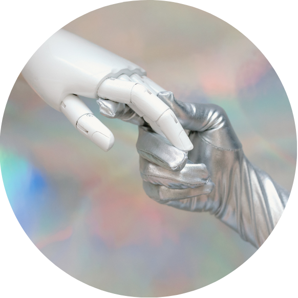 Dekorative Abbildung einer Robotik Hand in weiß, die von einer silbernen menschlichen Hand gehalten wird